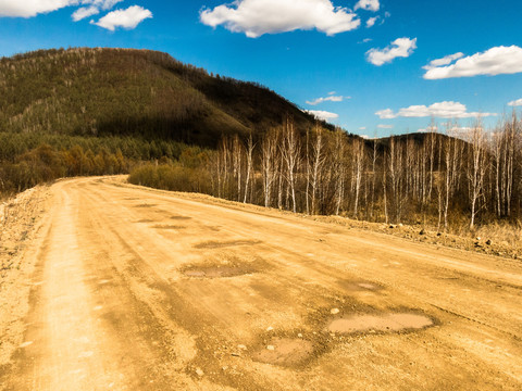 公路砂石路森林