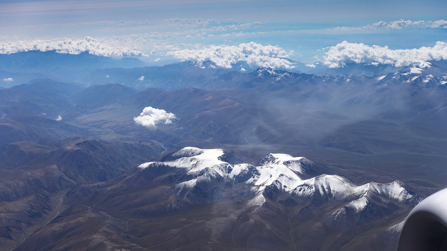 航拍大地雪山