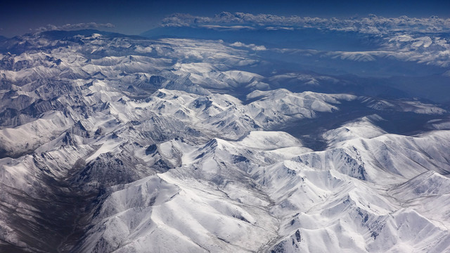 航拍大地雪山