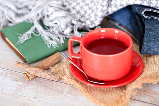 红茶和冬季的衣物