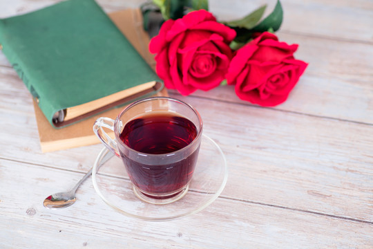 桌上的红茶书籍和玫瑰花