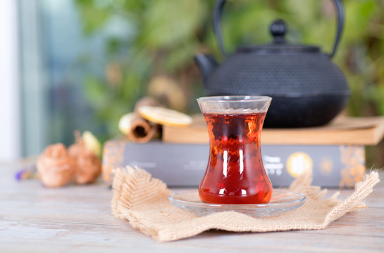 一杯土耳其红茶和后面的茶壶