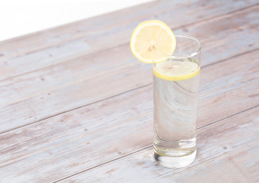 一玻璃杯柠檬水