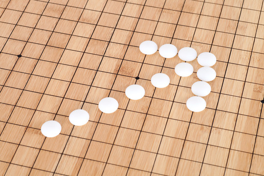 白色围棋子棋盘上组成的箭头符号