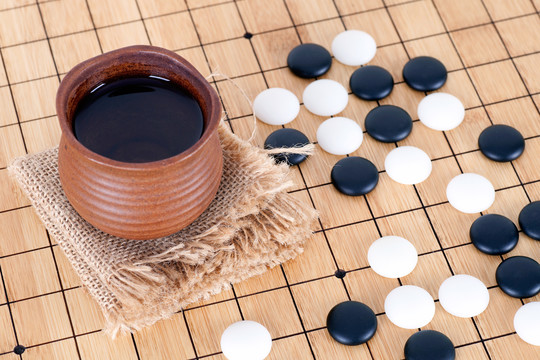 围棋棋局和一杯茶