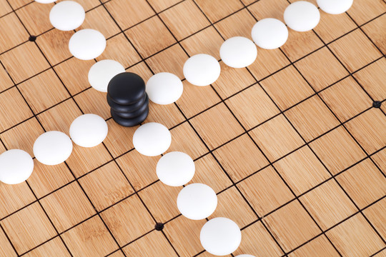 黑白围棋子摆成的十字形状