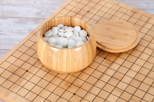 棋盘上盛满棋子的棋盒