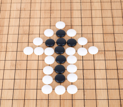 黑白棋子棋盘上组成的箭头符号