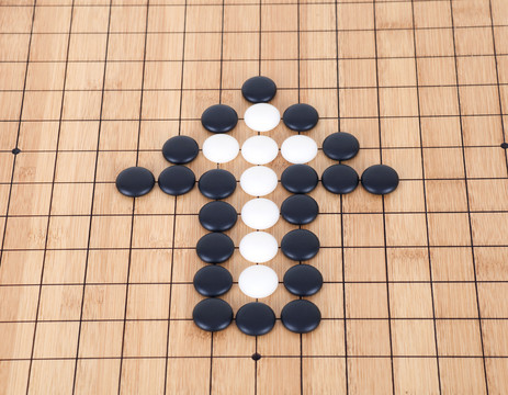 黑白棋子棋盘上组成的箭头符号