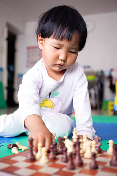 下国际象棋的女孩