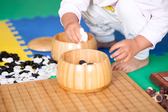 玩围棋棋子的小女孩