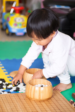 玩围棋棋子的小女孩