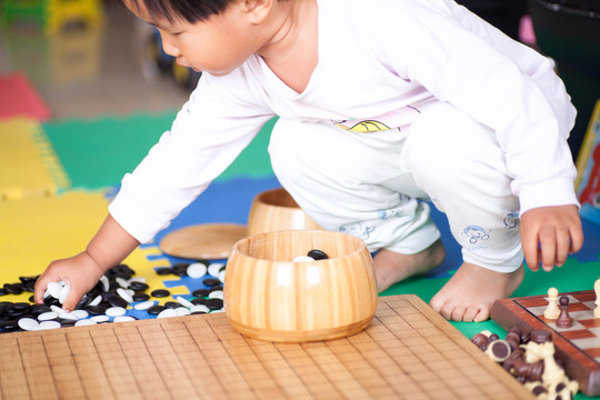 玩围棋棋子的小女孩