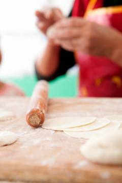 中国传统包饺子