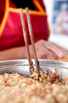 中国传统包饺子