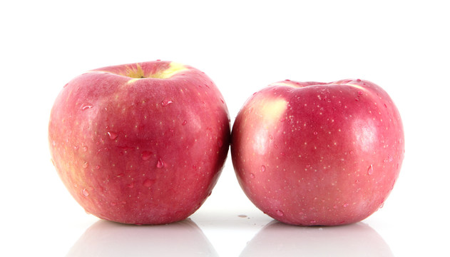 白背景上两个红苹果