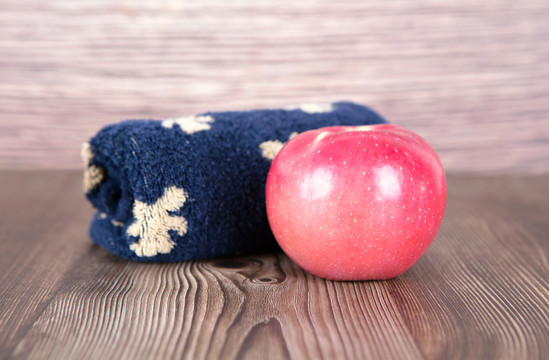 毛巾和一个红苹果