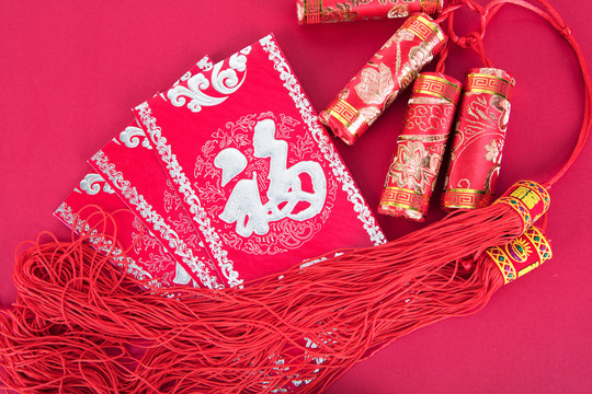 中国春节喜庆鞭炮挂件和红包