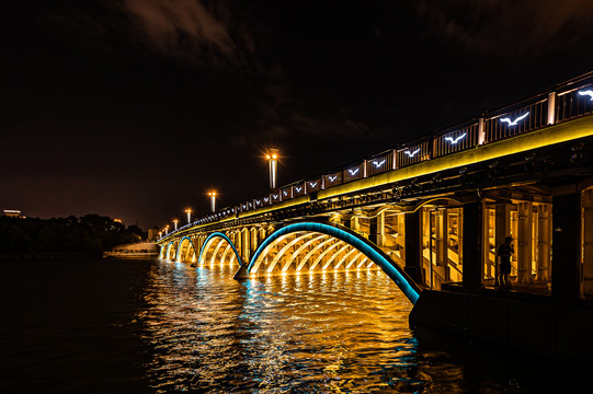 中国长春南湖大桥夜景