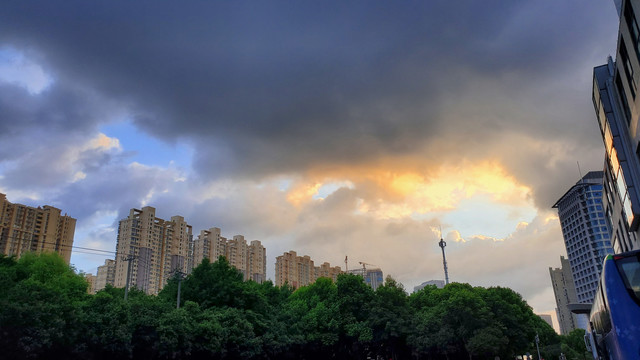 台风烟花来临前的天空