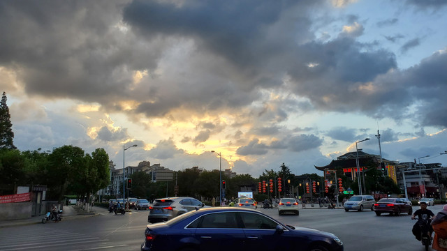 台风烟花来临前的天空