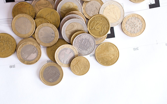 俯视桌面上散落的欧元硬币