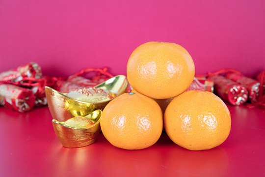 火红背景里的橘子和金元宝