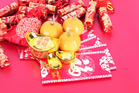 红背景上排开的新年红包和金元宝