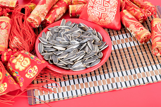 中国新年的喜庆场景和一盘瓜子