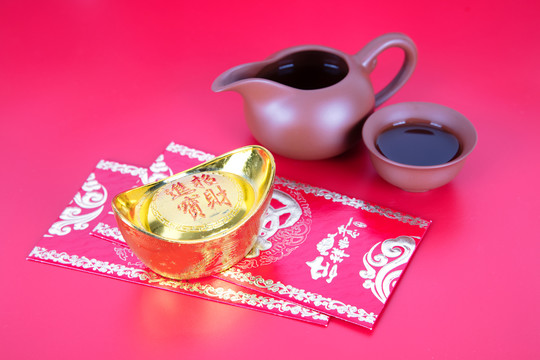茶具及旁边的红包和金元宝