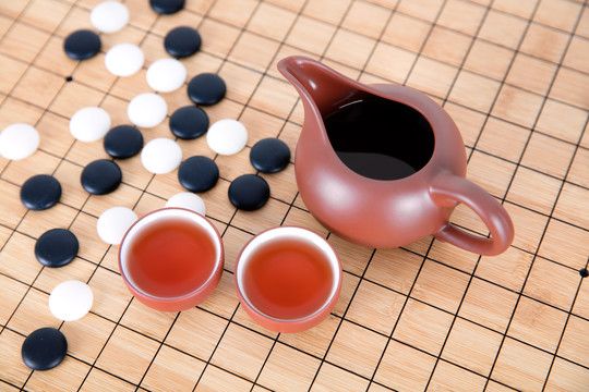 棋盘上的围棋和喝茶的茶具