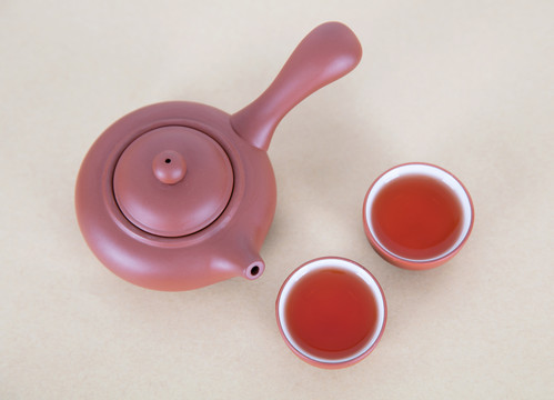 紫砂把壶和两杯茶