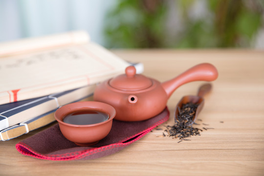 古书籍和中国式把壶茶碗