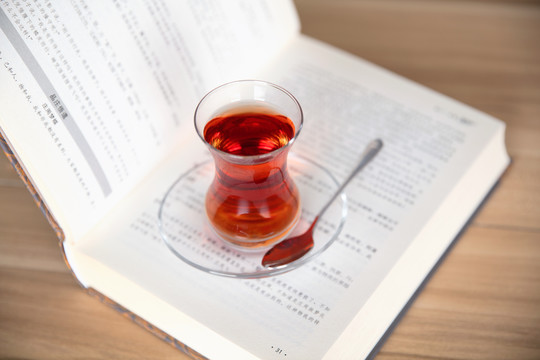 一杯土耳其红茶和翻开的书