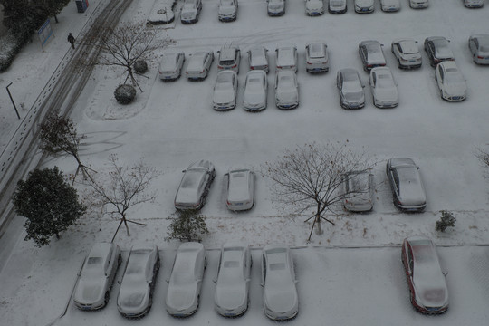 积雪的停车场