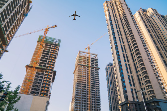 武汉建造中的城市建筑和航空交通