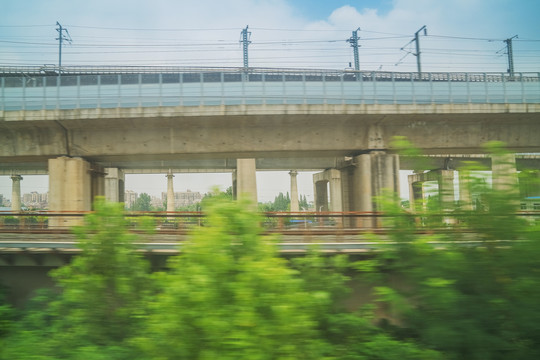 飞驰的高铁和高速公路和铁道