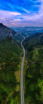 穿越山区的高速公路