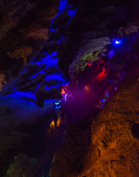 彩色岩洞钟乳石全景图