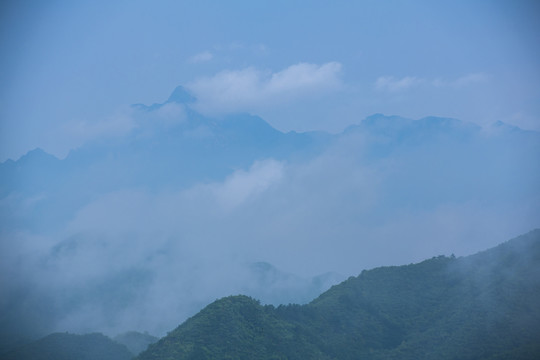 山峰云雾