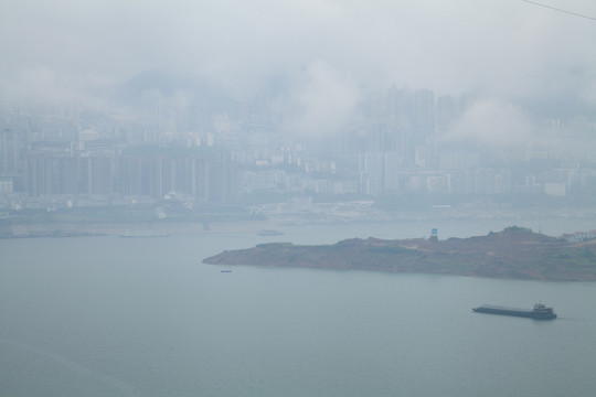 烟雨迷蒙的三峡水库