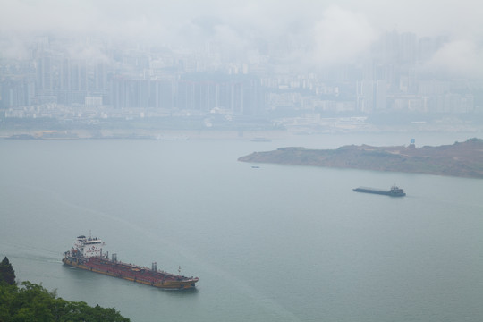 烟雨迷蒙的三峡水库