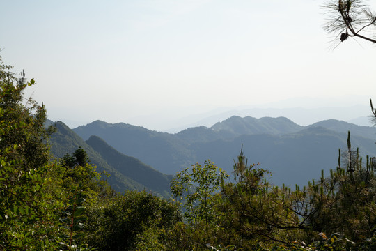 阳光下的巫山山脉