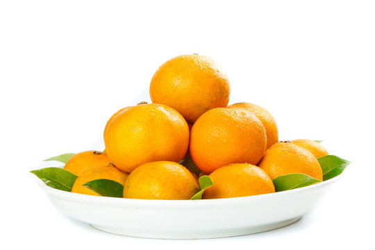 盘子里放着蜜橘