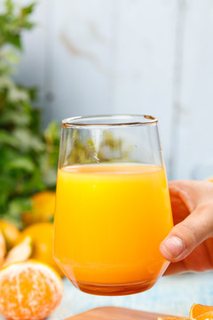 杯子装着橘子榨的果汁