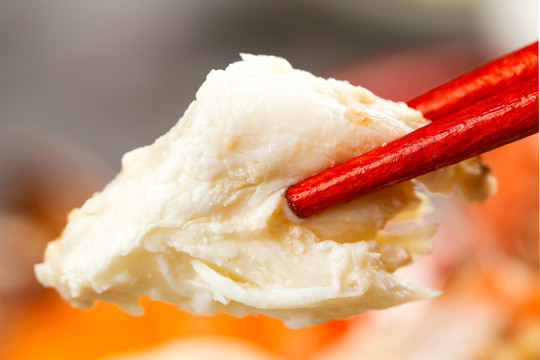 筷子夹着梭子蟹肉