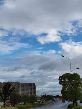 蓝天白云下的城市街道风景