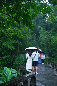 雨中情侣