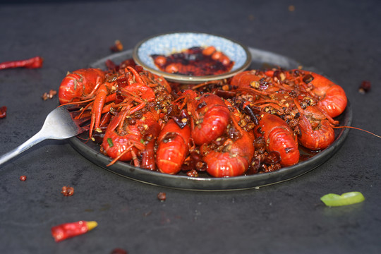 黑背景中国美食麻辣龙虾地方小吃