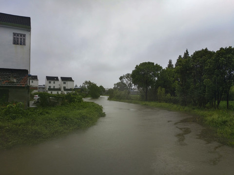 台风天满满内河水